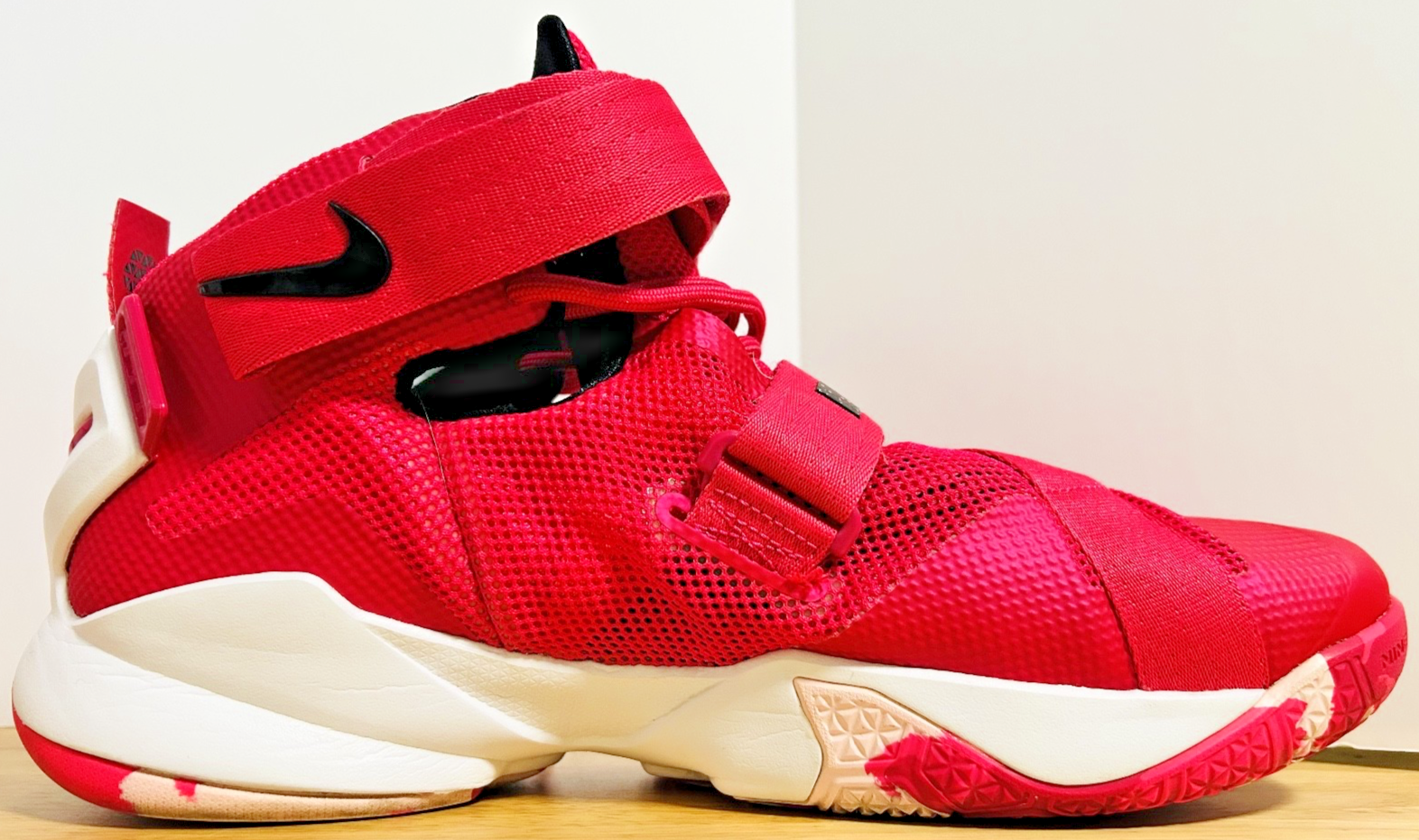 LEBRON JAMES IX NIKE Soldier 9 Zoom Mens Size 11.5 Think Pink Breast Cancer