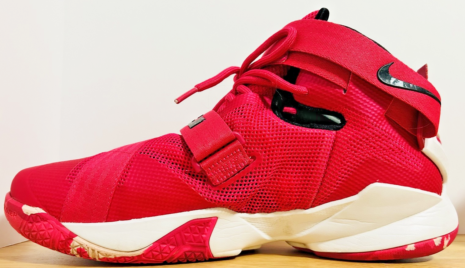 LEBRON JAMES IX NIKE Soldier 9 Zoom Mens Size 11.5 Think Pink Breast Cancer