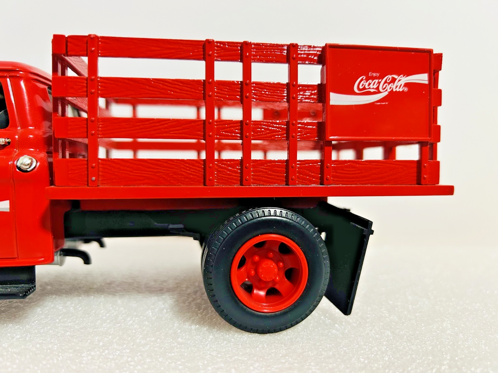 Ertl Coca-Cola Diecast Stake Truck w Vending Machines Dolly F296