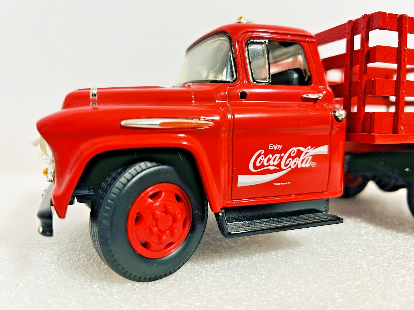Ertl Coca-Cola Diecast Stake Truck w Vending Machines Dolly F296