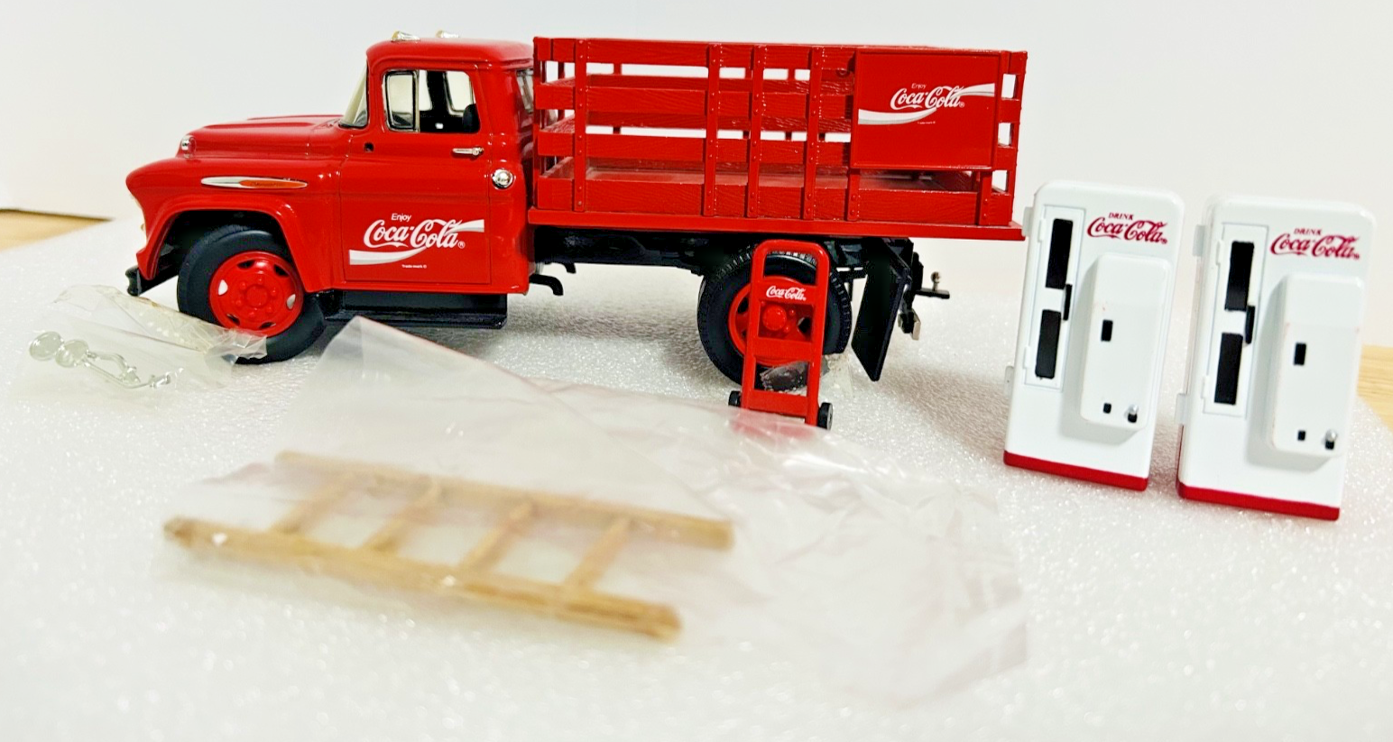 Ertl Coca-Cola Diecast Stake Truck w Vending Machines Dolly F296