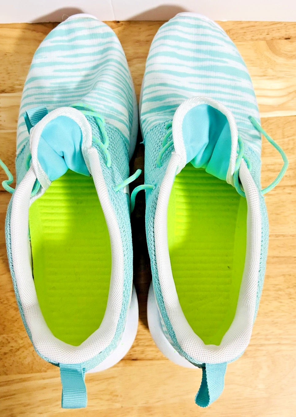 Nike Roshe One Mint Green Stripe Women’s US 10 Lightweight Running Shoes
