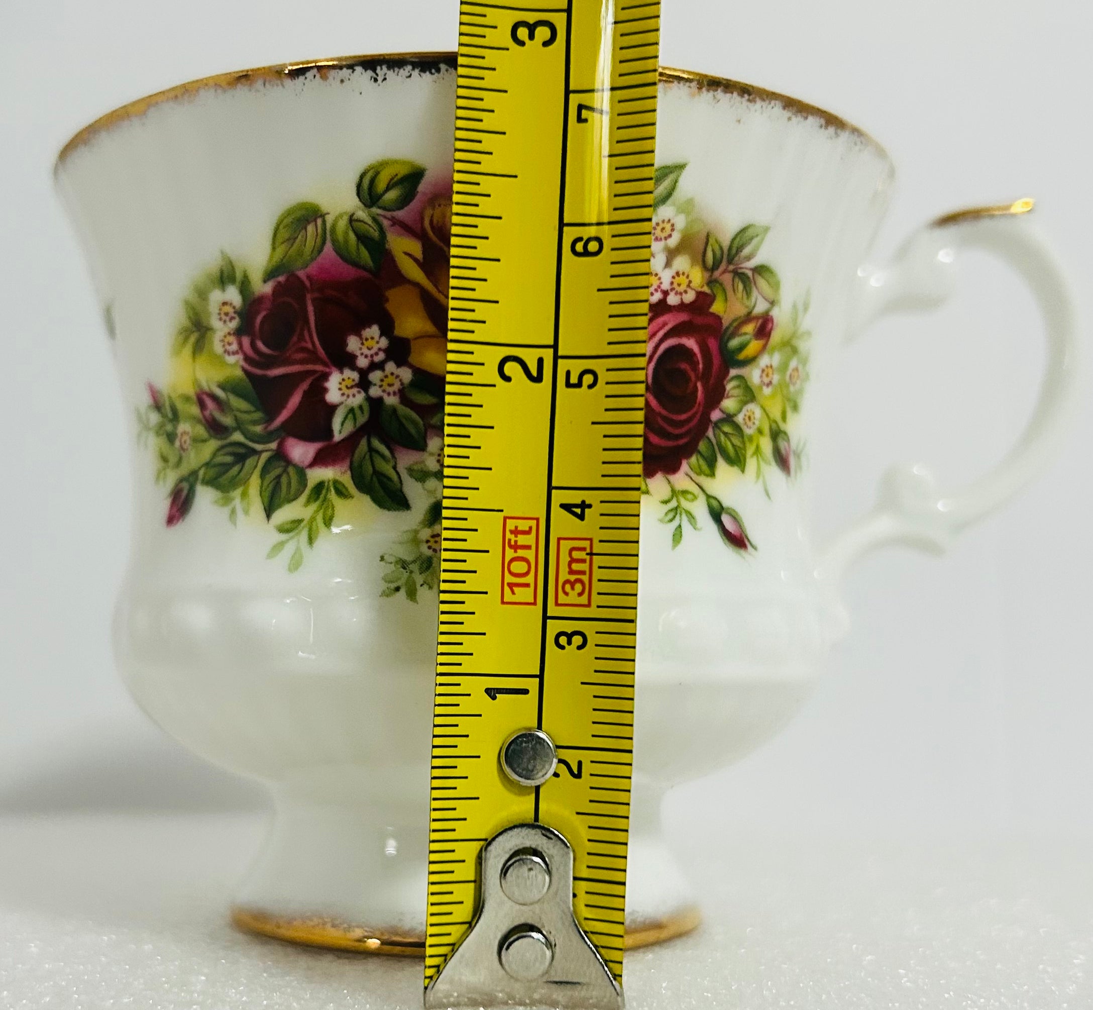 Elizabethan English Garden Teacup Saucer Bone China Roses Gold
