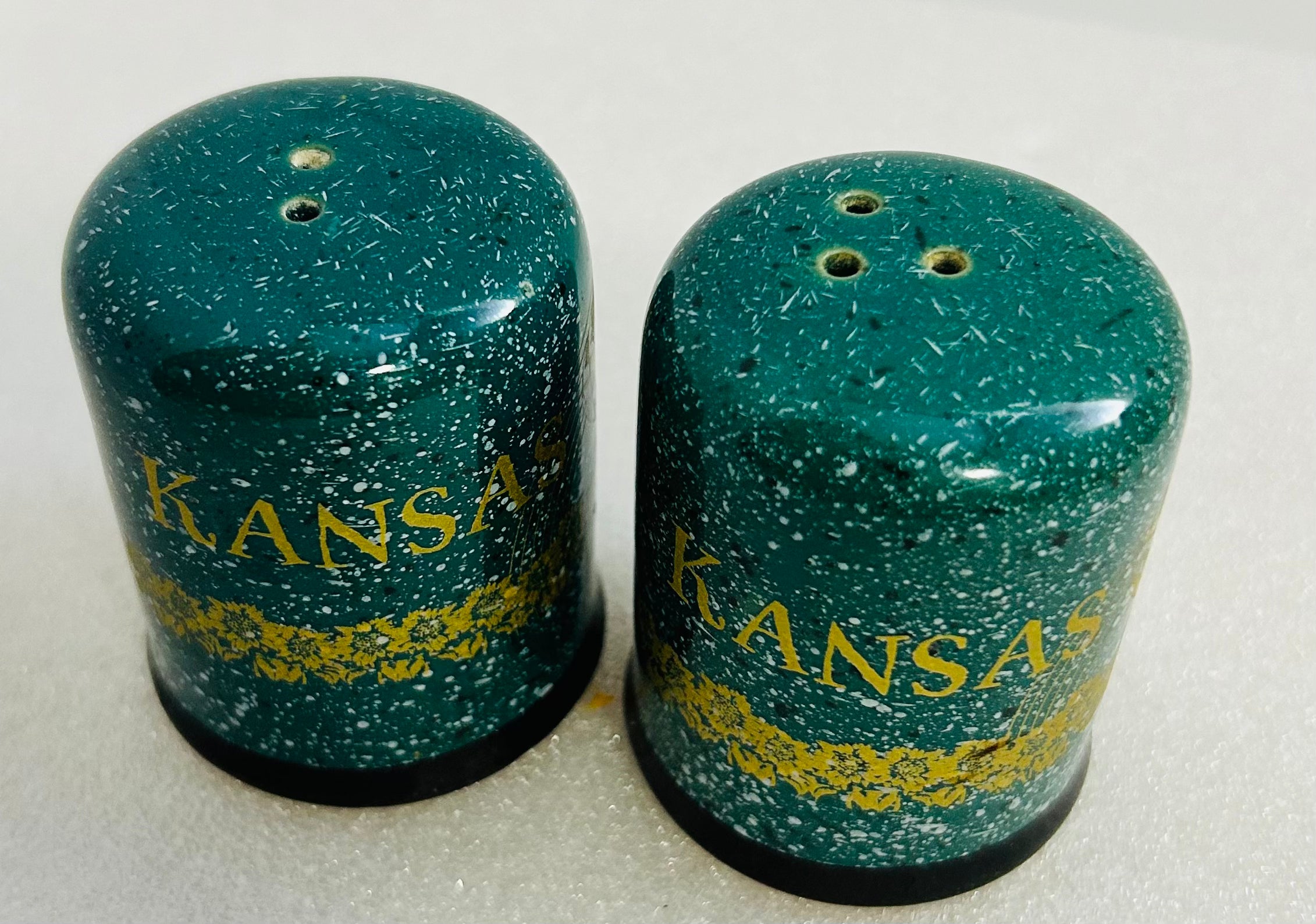 Vintage Kansas Sunflower Salt & Pepper Shakers Green Speckled