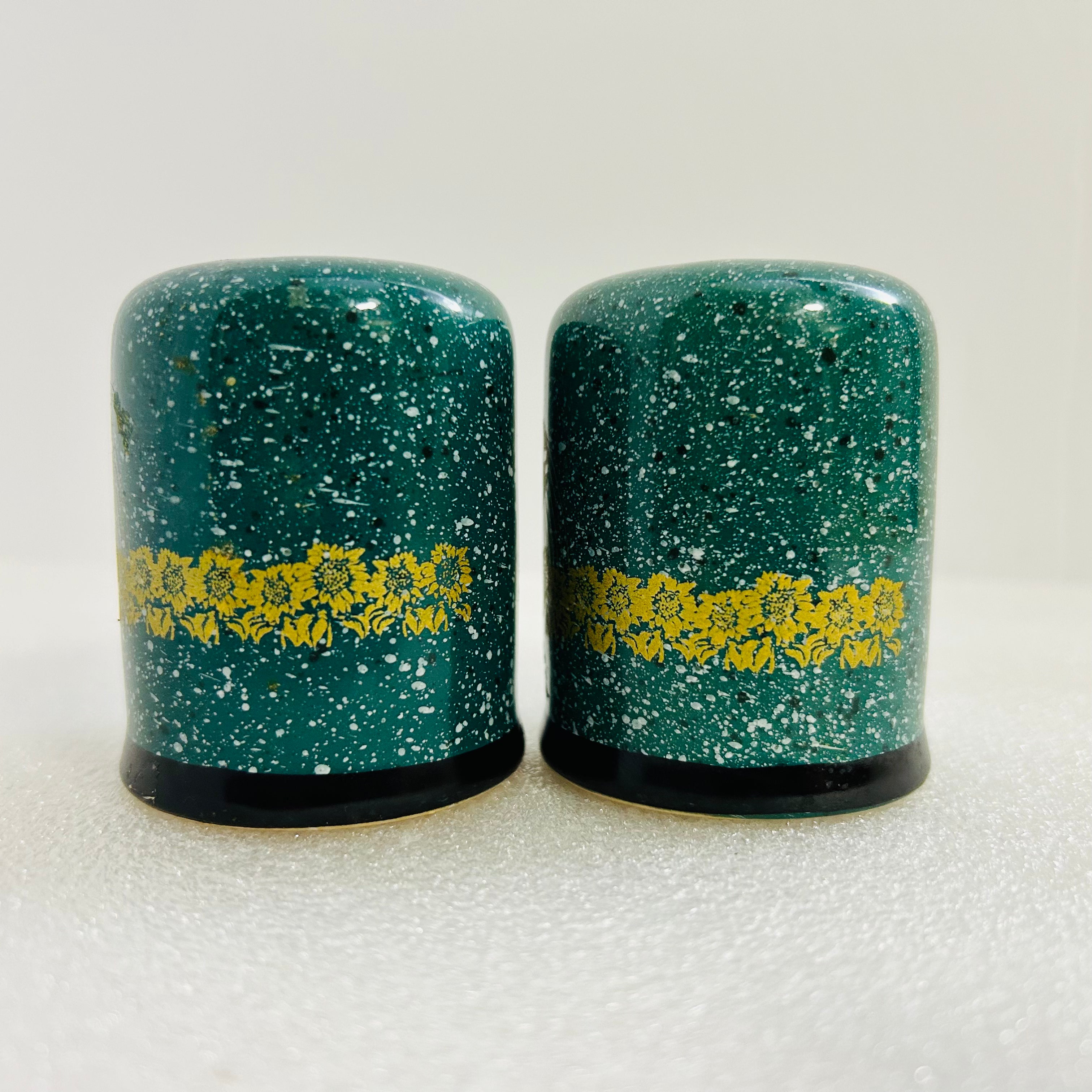 Vintage Kansas Sunflower Salt & Pepper Shakers Green Speckled